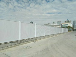 二代PVC圍擋的特點(diǎn)：防腐蝕、防生銹